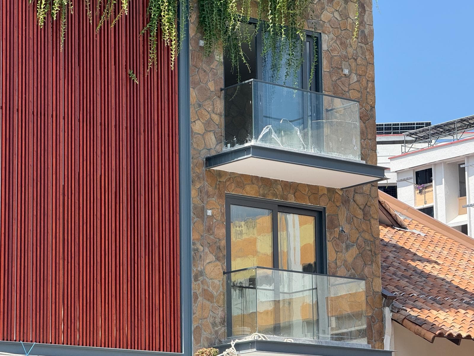 Frameless glass shower screen installation